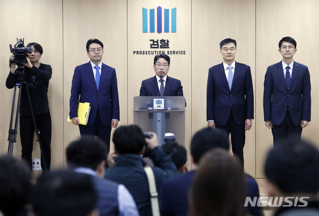 【서울=뉴시스】최동준 기자 = 국군기무사령부의 촛불집회 계엄령 검토 문건 작성 의혹을 수사중인 노만석 군검 합동수사단 단장이 7일 서울 송파구 서울동부지방검찰청에서 계엄령 문건 관련 중간 수사 결과를 발표하고 있다. 수사단은 소강원 전 기무사 참모장, 기우진 전 5처장 등을 허위공문서 작성 등의 혐의로 불구속 기소했다고 밝혔다. 2018.11.07. photocdj@newsis.com
