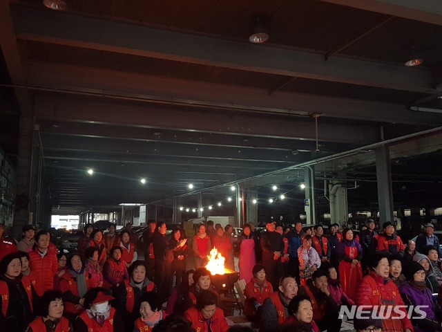 【서울=뉴시스】김제이 기자 = 8일 발전기로 일부 전등을 켜고 집회를 이어가고 있는 노량진 구시장 상인들