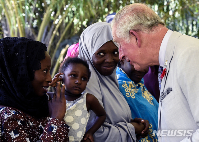 【 신화/뉴시스】11월 8일 나이지리아의 수도 아부자를 방문한 영국의 찰스 왕세자.  나이지리아에서는 괴저성구내암의 일종인 노마 병 퇴치를 위해 대국민 홍보전을 펼치고 있다. 