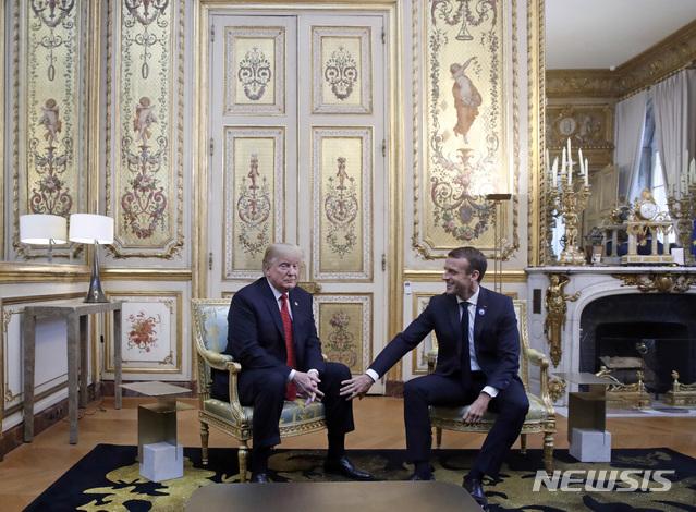 【파리=AP/뉴시스】도널드 트럼프 미국 대통령이 10일(현지시간) 프랑스 파리에서 에마뉘엘 마크롱 프랑스 대통령과 만나 정상회담을 진행하고 있다. 2018.11.11.