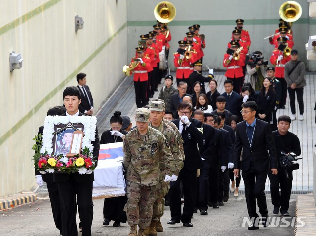 【부산=뉴시스】 하경민 기자 = 지난해 11월11일 오전 부산 해운대구 국군부산병원에서 윤창호(사망 당시 22세)씨의 영결식이 끝난 이후 시신이 운구되고 있다. 2018.11.11. yulnetphoto@newsis.com