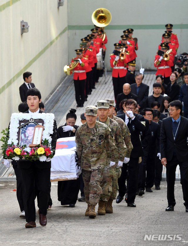 【부산=뉴시스】 하경민 기자 = 지난해 11월11일 오전 부산 해운대구 국군부산병원에서 만취 운전자가 몰던 BMW 승용차에 치여 숨진 윤창호(22) 씨의 영결식이 끝난 이후 시신이 운구되고 있다. 2018.11.11. yulnetphoto@newsis.com