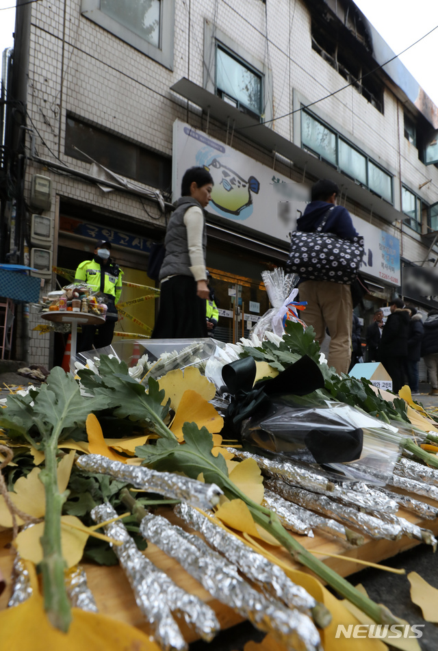 【서울=뉴시스】고승민 기자 = 11일 오후 화재가 일어난 서울 종로구 국일고시원 앞에 희생자들을 추모하는 꽃이 놓여 있다. 2018.11.11. kkssmm99@newsis.com