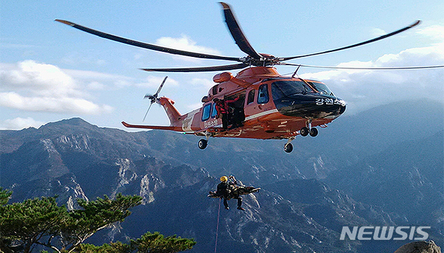 [세종=뉴시스]구조활동 펼치는 소방헬기. (사진= 뉴시스 DB). photo@newsis.com