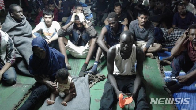 【미스라타=AP/뉴시스】화물선박에게 구조된 80여 명의 난민들이 본국 귀환 거부 11일 만에 20일 (현지시간) 리비아의 미스라타 항에 정박하고 있던 배에서 끌어내려 졌다. 사진은 지난 14일 정박 중인 선박 위에서 입국을 거부하고 있는 난민들. 2018.11.21