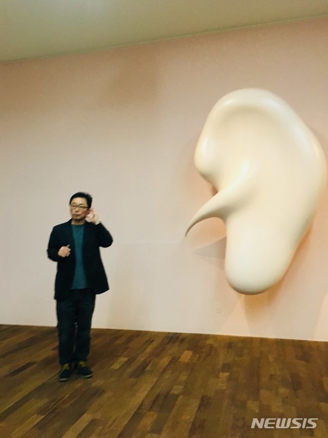 【서울=뉴시스】 박현주 미술전문기자 = 운영석 작가가 자신이 겪고 있는 이명에 관한 이야기를 풀어낸 작품을 설명하고 있다.