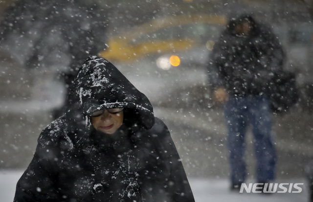 【뉴욕=AP/뉴시스】미국 뉴욕에서 15일(현지시간) 시민들이 눈을 맞으며 걸어가고 있다. 이날 미 동부 지역의 약 절반에 올 겨울 첫 눈폭풍이 몰아닥쳤다. 2018.11.16 