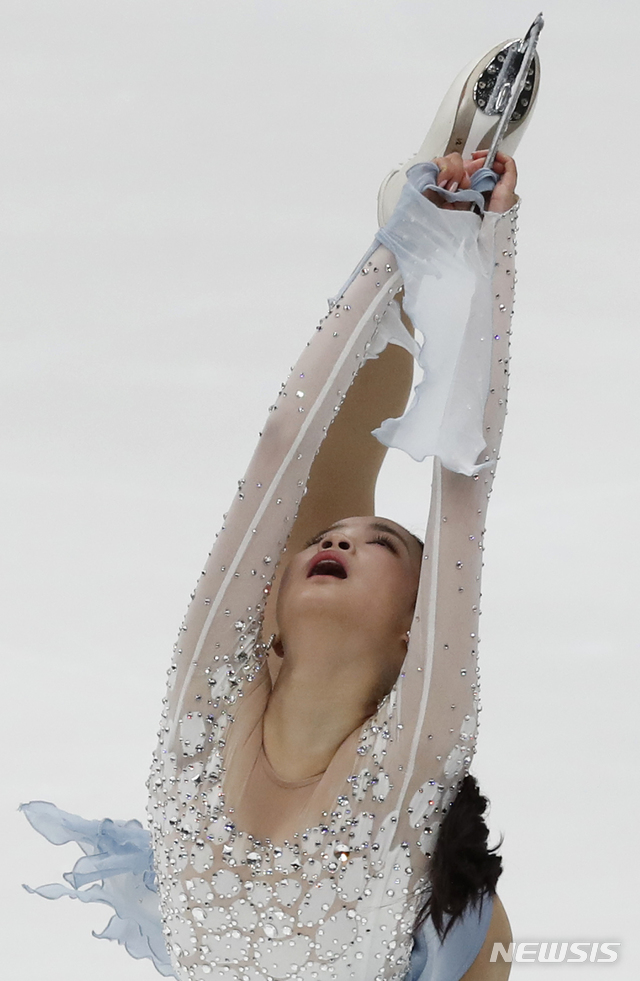 【모스크바=AP/뉴시스】 임은수가 17일(한국시간) 러시아 모스크바에서 열린 2018~2019 국제빙상경기연맹(ISU) 시니어 피겨 그랑프리 5차 대회 여자 싱글 쇼트프로그램에서 연기를 펼치고 있다.