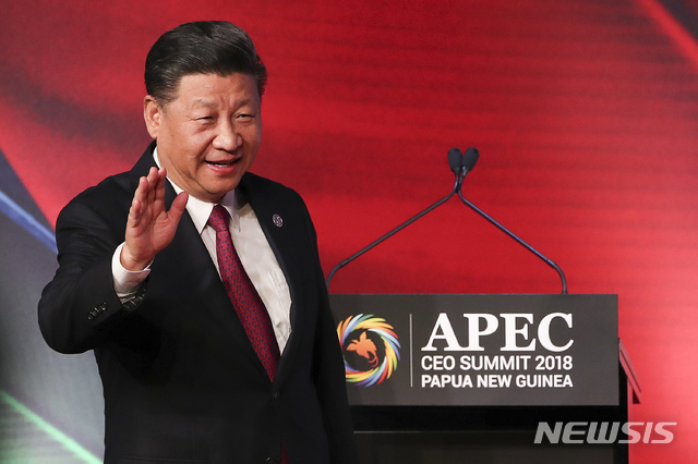【포트모르즈비=AP/뉴시스】 17일(현지시간) 시진핑 중국 국가주석이 파푸아뉴기니 포트모르즈비에서 열린 APEC 최고경영자(CEO) 포럼 기조연설에 앞서 손을 흔들며 인사를 나누고 있다.시 주석은 이날 연설에서 "협의를 통해 해결할 수 없는 문제는 없다"며 "역사는 냉전이든, 무력전쟁이든, 무역전쟁이든, 승자는 없다는 것을 보여주었다"며 미중 무역전쟁의 해결의사를 밝혔다. 2018.11.17.