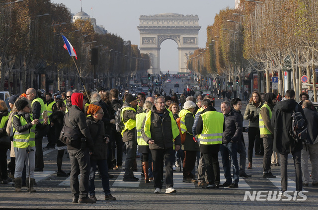 【파리= AP/뉴시스】 파리의 샹젤리제 거리에서 17일 오후 유류세 인상 항의시위대가 거리를 봉쇄하고 있다. 