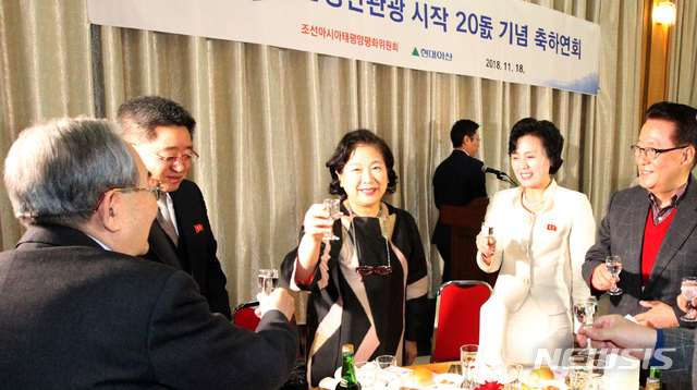 【서울=뉴시스】현정은 현대그룹 회장이 지난 18일 금강산호텔 2층에서 열린 축하연회에서 건배사 후 건배를 하고 있다.(사진 제공=현대그룹)