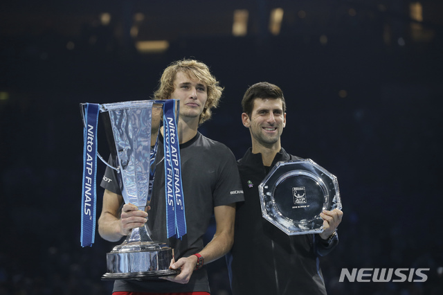 【런던=AP/뉴시스】 18일(현지시간) 영국 런던에서 끝난 남자프로테니스(ATP) 파이널스에서 우승을 차지한 알렉산드르 즈베레프(사진 왼쪽)와 준우승한 노박 조코비치. 