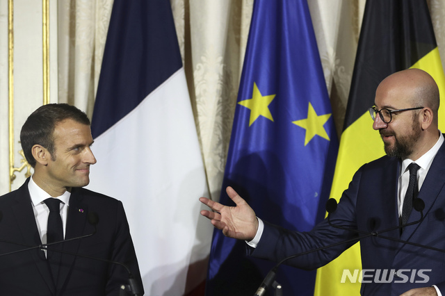 19일 프랑스의 마크롱 대통령(오른쪽)이 벨기에 방문을 마치고 샤를 미셸 총리와 공동 기자회견을 하고 있다     AP