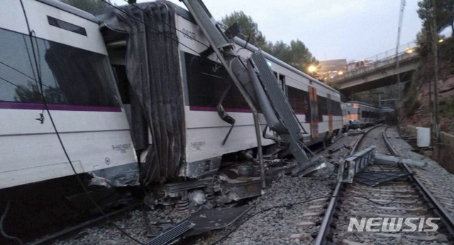 【바카리세스(스페인)=AP/뉴시스】스페인 바르셀로나 인근 바카리세스에서 20일 오전 폭우로 발생한 산사태가 131명이 타고 있던 통근열차를 덮쳐 2량이 탈선하면서 1명이 사망하고 41명이 부상하는 사고가 발생했다. 탈선한 사고 열차의 모습. 2018.11.20