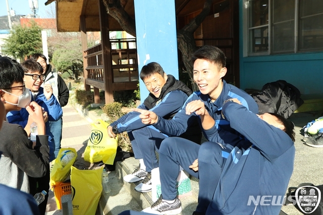 송남초등학교 방문한 아산무궁화 이명주, 임창균 