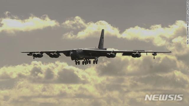 【서울=뉴시스】미 태평양 공군의 B-52H 폭격기 2대가 20일 남중국해 인근 공역을 비행했다고 CNN이 보도했다. B-52H 스트래토포트리스 폭격기의 모습. <사진 출처 : CNN> 2018.11.21