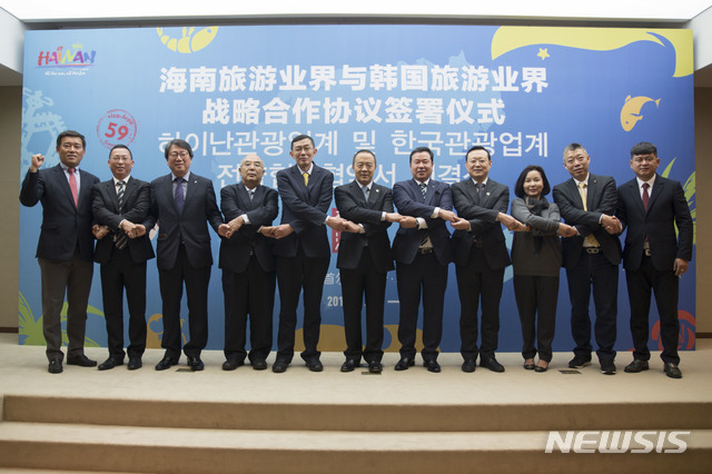 한옥민 모두투어 사장(오른쪽에서 다섯 번째)과 중국 하이난성 인민정부 마오차오펑 상무부성장(오른쪽에서 여섯 번째) 등이 포즈를 취했다. 