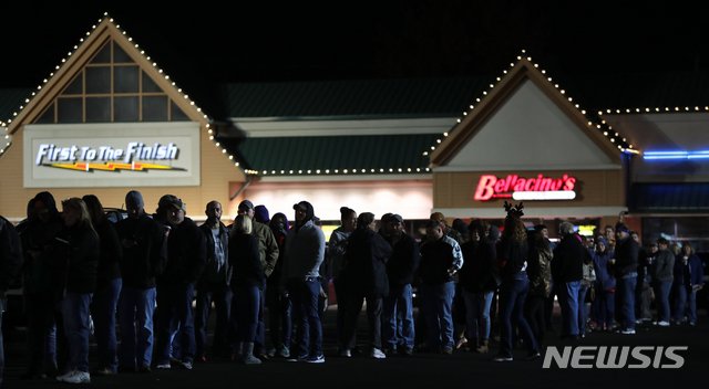 Lines wrap around Bass Pro Shops in St. Charles, Mo., before the 5 a.m. opening for Black Friday shopping on Friday, Nov. 23, 2018. (Robert Cohen/St. Louis Post-Dispatch via AP)