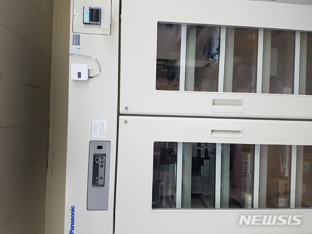 【서울=뉴시스】서울 영등포구는 지자체 최초로 보건소 의약품 냉장고에 사물인터넷(IoT) 기반의 의약품 관리 온도센서를 설치했다고 26일 밝혔다.2018.11.26. (사진=영등포구 제공)