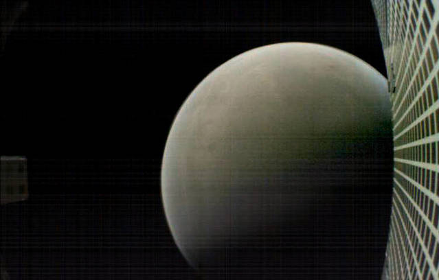 【서울=뉴시스】미 항공우주국(NASA)의 화성 무인탐사선인 '인사이트호'를 뒤따랐던 쌍둥이 위성 '마르코(MarCO·Mars Cube One)'가 한국 시간으로 27일 오전 5시께 인사이트호의 무사 착륙을 보고하며 임무를 마쳤다. 사진은 위성 중 하나인 마르코-B가 임무 완수 후 찍어 전송한 멀어지는 화성의 사진. (사진=NASA) 2018.11.27.