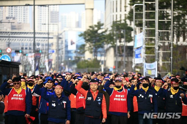 【울산=뉴시스】안정섭 기자 = 27일 오후 금속노조 현대중공업지부 조합원들이 세종 정부종합청사 앞에서 집회를 열고 사측의 조합원 사찰, 선거 개입 등 부당 노동행위에 대한 고용노동부의 전수조사를 촉구하고 있다. 2018.11.27. (사진=금속노조 현대중공업지부 제공) photo@newsis.com