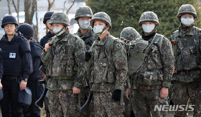 【서울=뉴시스】강종민 기자 = 장병들이 마스크를 쓰고 훈련준비를 하고 있다. (사진=뉴시스DB)