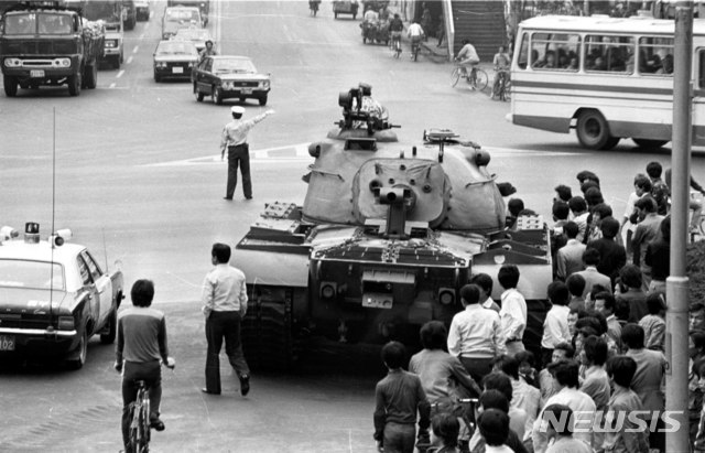 【부산=뉴시스】부마민주항쟁 당시 부산시청 앞 계엄군의 모습. (사진= 뉴시스 DB)