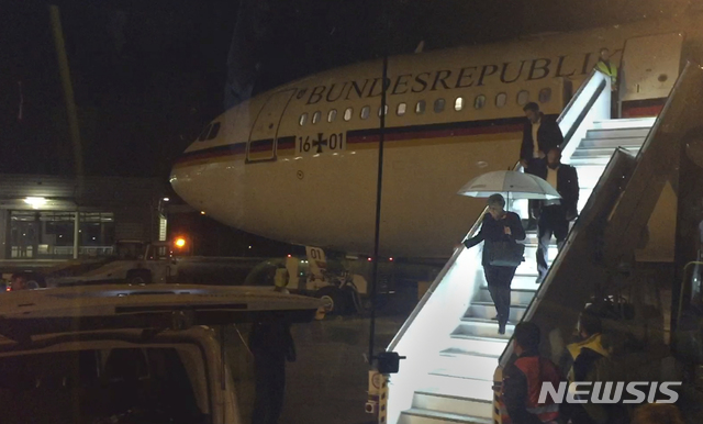 29일 밤 메르켈 총리가 아르헨티나로 가던 중 비행기 이상으로 회항해 독일 쾰른 공항에 내리고 있다   AP