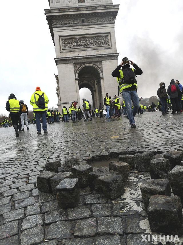 【 파리= 신화/뉴시스】 파리시내 중심가를 점령하고 경찰과 대치중인 노란조끼 시위대. 프랑스 내무부는 시위가 폭력화하면서 110명의 시위대 부상자와 20명의 경찰 부상자가 발생했다고 12월 1일 발표했다. 