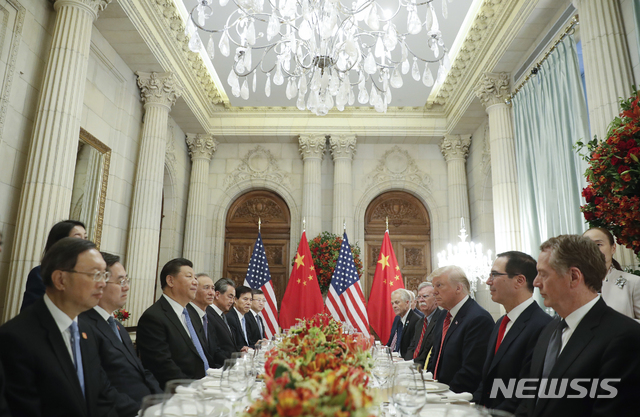 【부에노스아이레스=AP/뉴시스】도널드 트럼프 미국 대통령(오른쪽 착석자 중 세번째)과 시진핑 국가주석(왼쪽 착석자 중 세번째)이 1일(현지시간) 아르헨티나 부에노스아이레스에서 업무 만찬을 시작하고 있다. 2018.12.02.