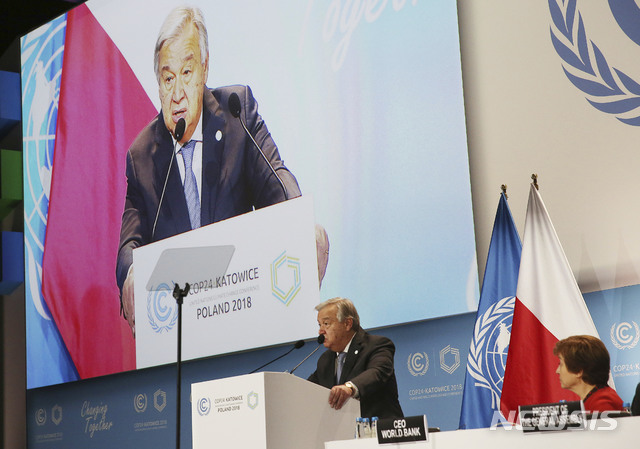 【카토비체=AP/뉴시스】안토니우 구테흐스 유엔 사무총장이 12일 (현지시간) 폴란드 카토비체에서 열리고 있는 제24차 유엔기후변화협약 당사국 총회(COP24)에서 연설하고 있다. 구테흐스 총장은 이날 기후변화에 관한 정부 간 협의체(IPCC)의 '지구온난화 1.5도 특별보고서' 채택 실패는 인류의 ‘자살행위’가 될 것 이라며 경고했다. 2018.12.13.