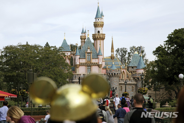 【디즈니랜드( 미 캘리포니아주) = AP/뉴시스】 미국 캘리포니아 애너하임에 있는 디즈니랜드 테마공원의 '잠자는 미녀의 성'앞에 관람객들이 몰려들고 있다. 2019.1.7. 