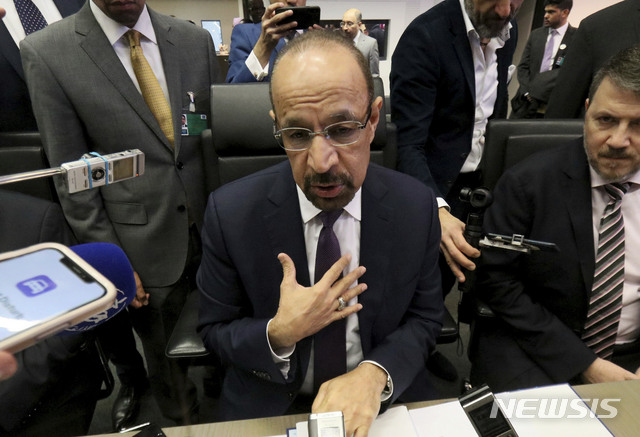 사우디의 칼리드 알팔리 에너지장관이 6일 OPEC 비엔나 본부에서 정기회의에 앞서 언론에 말하고 있다    AP