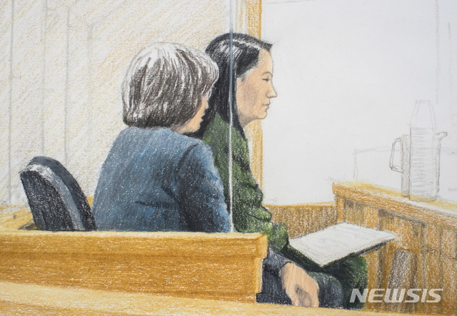 【밴쿠버=AP/뉴시스】캐나다에서 체포된 중국 화웨이 런정페이 회장의 장녀이자 최고재무책임자(CFO)인 멍완저우(오른쪽)는7일(현지시간) 밴쿠버 법원에 출석해 보석을 요청했고, 검찰은 이를 불허했다. 이날 재판 스캐치로 멍완저우와 통역관이 함께 앉아있는 모습. 2018.12.08 