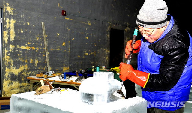 (9일 중국 하얼빈 빙등박람센터 전문가들이 ‘세계최대 실내얼음조각광장’에 들어갈 건축물을 제작하고 있다)