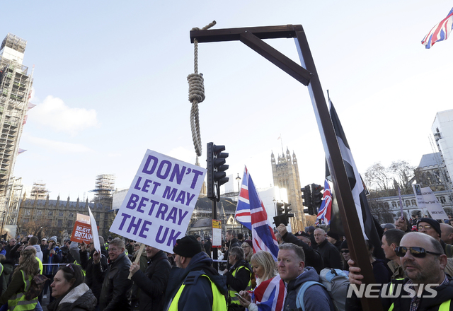 【런던=AP/뉴시스】9일(현지시간) 영국 런던의 파크레인에서 브렉시트에 반대하는 시민들이 시위를 벌이고 있다.  영국 의회는 오는 11일 브렉시트 합의안을 표결에 부친다. 2018.12.10. 