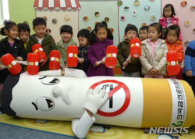 【서울=뉴시스】조기 흡연예방교육을 받고 뿅망치로 담배인형을 물리치는 퍼포먼스를 하는 어린이집 아이들. (사진 = 뉴시스DB) photo@newsis.com