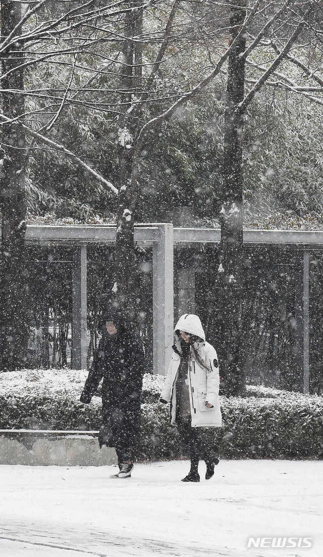 【대전=뉴시스】함형서 기자 = 대전과 충남지역에 눈이 내리는 11일 오후 대전 서구 둔산동 대전시청 앞에서 시민들이 길을 걷고 있다. 2018.12.11.foodwork23@newsis.com
