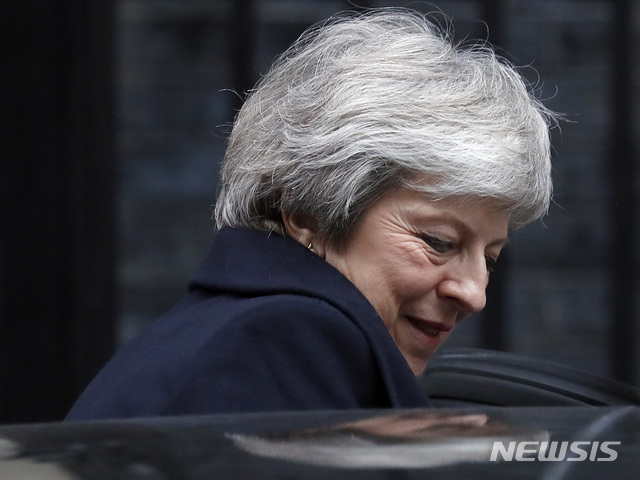 Britain&#039;s Prime Minister Theresa May leaves 10 Downing Street to attend the weekly Prime Ministers&#039; Questions session, at parliament in London, Wednesday, Dec. 12, 2018. May has confirmed there will be a vote of confidence in her leadership of the Conservative Party, in Parliament Wednesday evening, with the result expected to be announced soon after.(AP Photo/Frank Augstein)