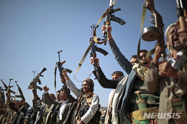 【사나=AP/뉴시스】 예멘 수도에서 13일 북부 후티족 반군들이 스웨덴 개최 평화회담에 대한 지지를 나타나기 위해 무기를 높이 들어올리고 있다. 2013. 12. 13.  