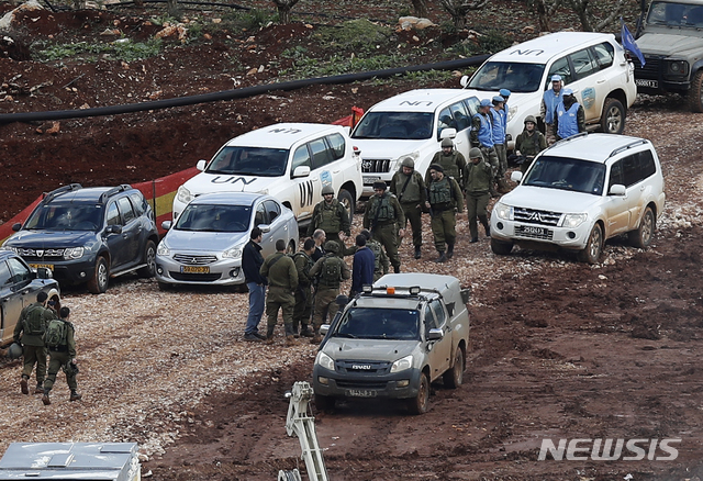 【카프르 킬라(레바논) = AP/뉴시스】 지난 해 12월 레바논 국경마을에서 공사를 하고 있는 이스라엘군 병력과 이를 지켜보는 유엔평화유지군. 이스라엘은 헤즈볼라가 땅굴 터널을 파서 영토를 침략하려 하고 있다고 주장하고 있다. 2019.01.23