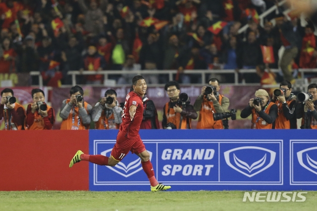 Vietnam&#039;s Nguyen Anh Duc celebrates after making the first goal for Vietnam during the AFF Suzuki Cup 2018 final football match between Vietnam and Malaysia at My Dinh stadium in Hanoi, Vietnam on Saturday, Dec. 15, 2018. (AP Photo/Minh Hoang)