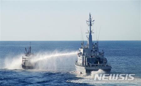 일본 해상보안청 순시선이 동해 '황금어장' 대화퇴 해역에서 불법 어로작업을 펴는 북한 어선에 물대포를 쏘아 쫓아내고 있다(해상보안청 홈페이지 캡처)
