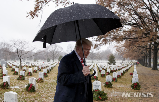 【알링턴(버지니아)=AP/뉴시스】 15일(현지시간) 비 오는 알링턴 국립묘지를 방문한 도널드 트럼프 미국 대통령. 2018.12.16 