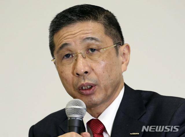 【요코하마=AP/뉴시스】히로토 사이카와 닛산자동차 CEO가 17일 요코하마에서 열린 기자회견에서 발언하고 있다. 닛산 이사회는 지난달 금융규제를 위반한 혐의로 체포된 카를로스 곤 회장의 후임을 선출하지 못했으며 이에 관해 추가 논의가 더 필요하다고 밝혔다. 2018.12.17.