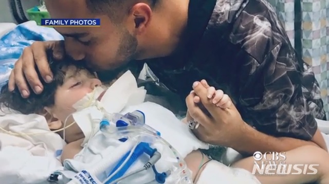 【서울=뉴시스】도널드 트럼프 행정부의 미국 여행금지법 때문에 죽어가는 2살 아들을 만날 수 없는 예멘인 어머니의 안타까운 사연이 화제가 되고 있다. 17일(현지시간) 영국 BBC 등에 따르면 2살배기 압둘라 하산은 뇌질환 치료를 위해 아버지 알리 하산(22)과 미국 캘리포니아주를 찾았지만 곧 사망할 것이라는 통보를 받았다. (사진 = 미국 CBS방송 캡처)