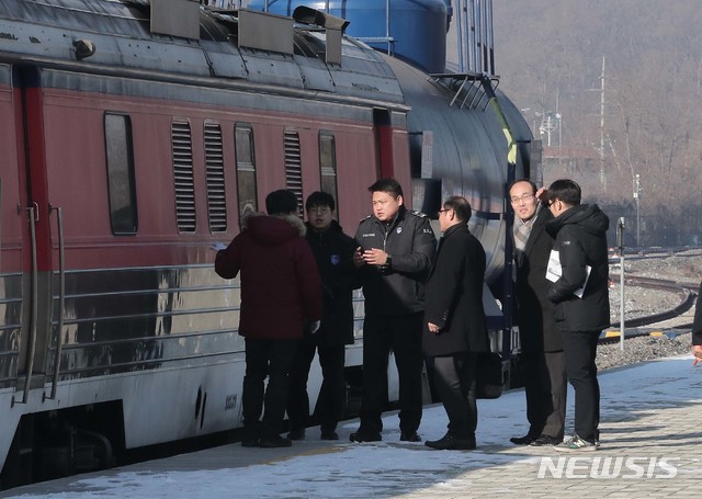 【파주=뉴시스】사진공동취재단 = 북한 철도 조사를 마친 열차가 18일 오전 도라산역에 도착해 군인, 세관 요원들이 열차를 점검하고 있다. 이 열차는 이날 오전 개성 판문역에서 인수해왔다. 2018.12.18. photo@newsis.com