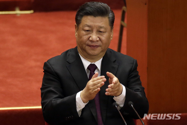 【 베이징=AP/뉴시스】시진핑 중국 국가주석이 18일 베이징 인민대회당에서 열린 개혁개방 40주년 기념식에 참석해 박수를 치고 있다. 시 주석은 이날 연설에서 개혁개방의 중요성을 역설했다. 2018.12.18
