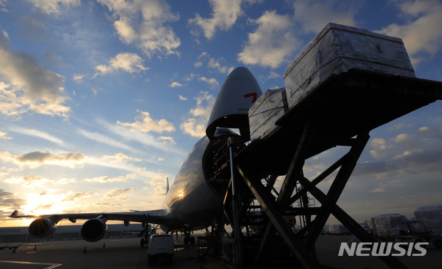 【인천공항=뉴시스】배훈식 기자 = 올 상반기(1월~6월) 인천공항을 통한 항공화물 물동량이 전년도보다 감소했다. 특히 일본 화물이 전년대비 18%가까이 하락했다. 사진은 인천국제공항 화물터미널에서 항공기에 수출품을 싣는 모습. 2019.07.11. dahora83@newsis.com