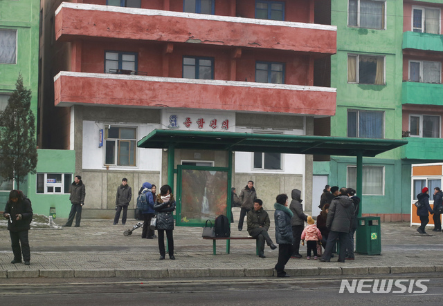 【평양=AP/뉴시스】19일 평양 시내에서 북한 주민들이 트롤리 버스를 기다리고 있다. 2018.12.19 